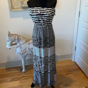 Trixxi Sz L off shoulders ivory black horizontal stripes‎ maxi dress